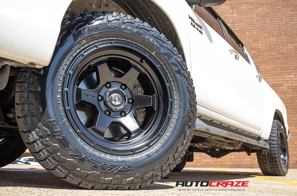 TOYOTA HILUX N80 4WD SHOK MATTE BLACK